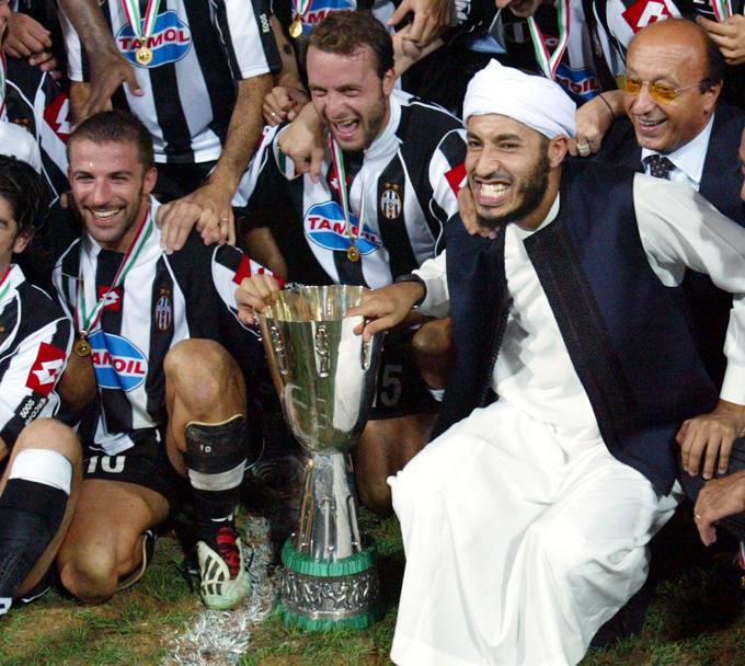 Tripoli, 25 agosto 2002. La Juventus di Alessandro Del Piero vince la Supercoppa italiana contro il Parma. Ai festeggiamenti in campo partecipa anche Saadi Gheddafi (Ansa)